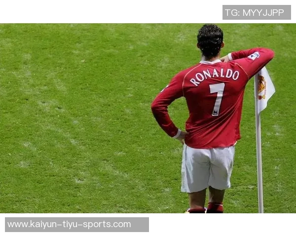 足球巨星温柔瞬间展现球场外的真挚情感与温暖心灵